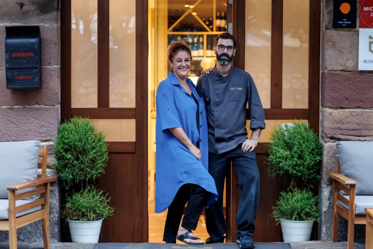 Enrique y Noelia en la puerta del restaurante