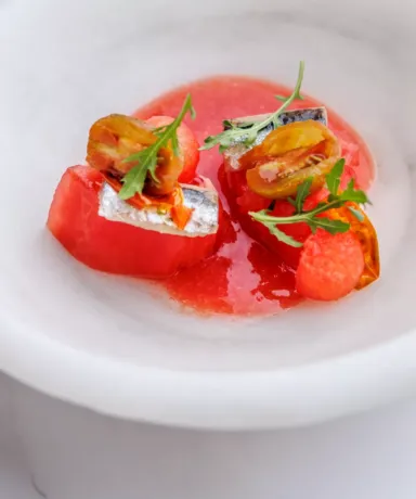 Ensalada con sardina y tomate