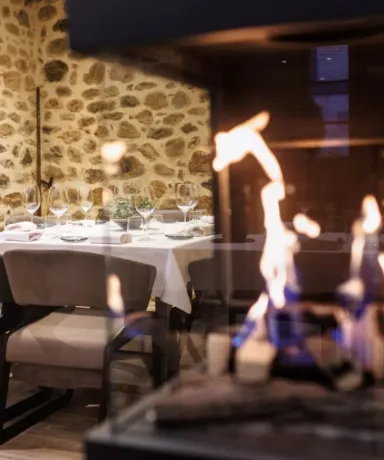 Vista de la sala a través del fuego de una chimenea