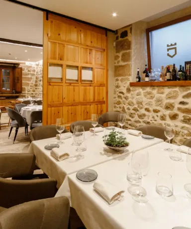 Vista en detalle de dos mesas unidas en una sala privada del restaurante